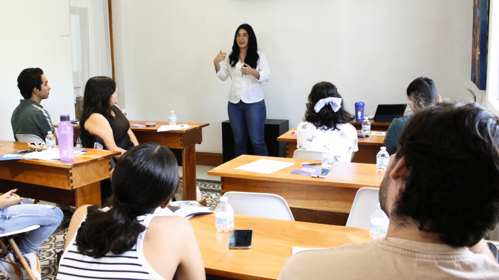 Aprende a comunicar con éxito: taller presencial en Mérida impulsa tu expresión verbal y no verbal 3 1 2